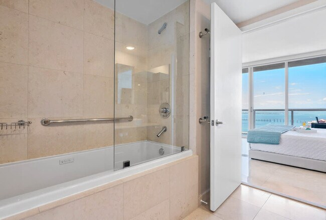 Building Photo - 485 Brickell Ave