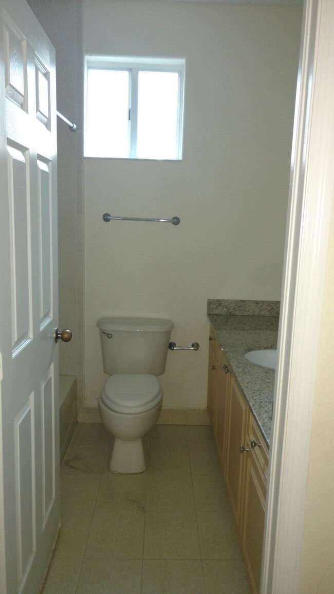 Building Photo - 1712 NE 9th Dr