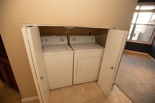 Building Photo - Walk-Up Townhouse in Downtown SD -  Dual Master 2 Bed 3 Bath with Brand New Flooring!