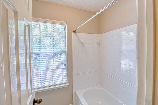 Building Photo - 427 Birch Hill Dr