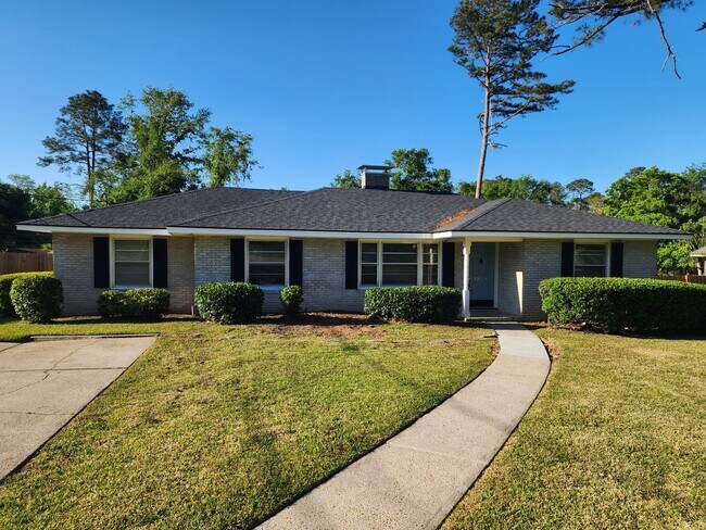 Building Photo - Spacious 4BR/2BA Brick Home with Fireplace, Large Island!