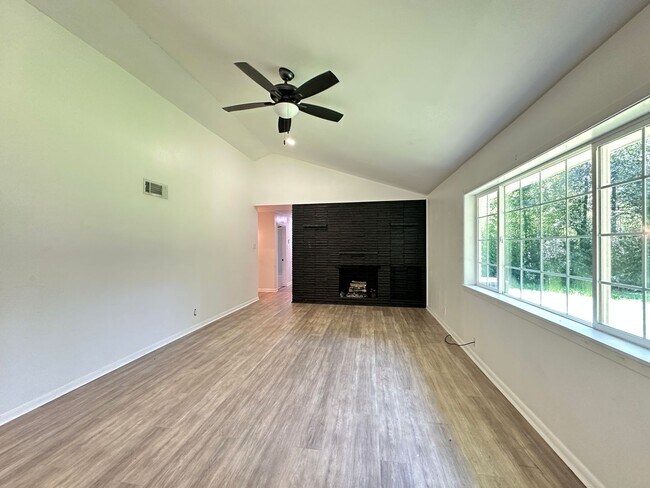 Building Photo - CHARMING REMODELED HOME IN SOUTHERN HILLS