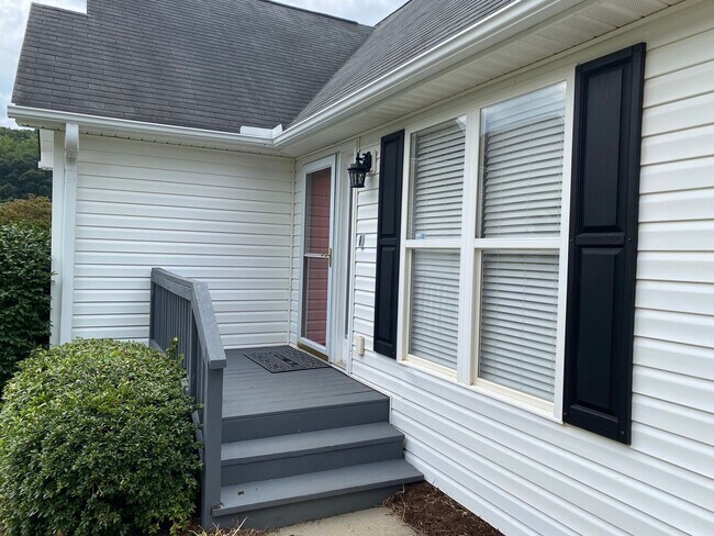 Building Photo - West AVL - Spacious Home in Scenic Bluff S...