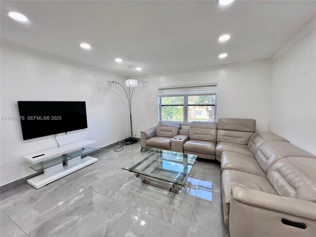 Building Photo - 5140 SW 40th Ave