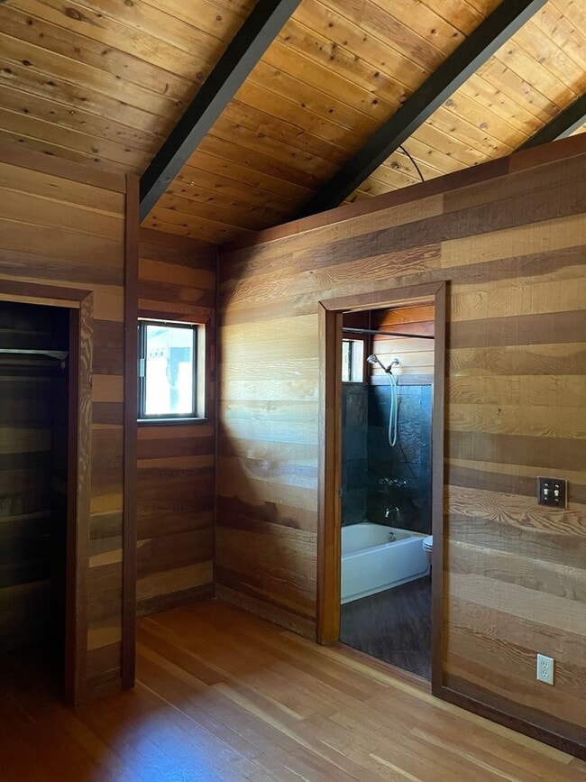 Building Photo - Cozy and convenient, private location, Cot...