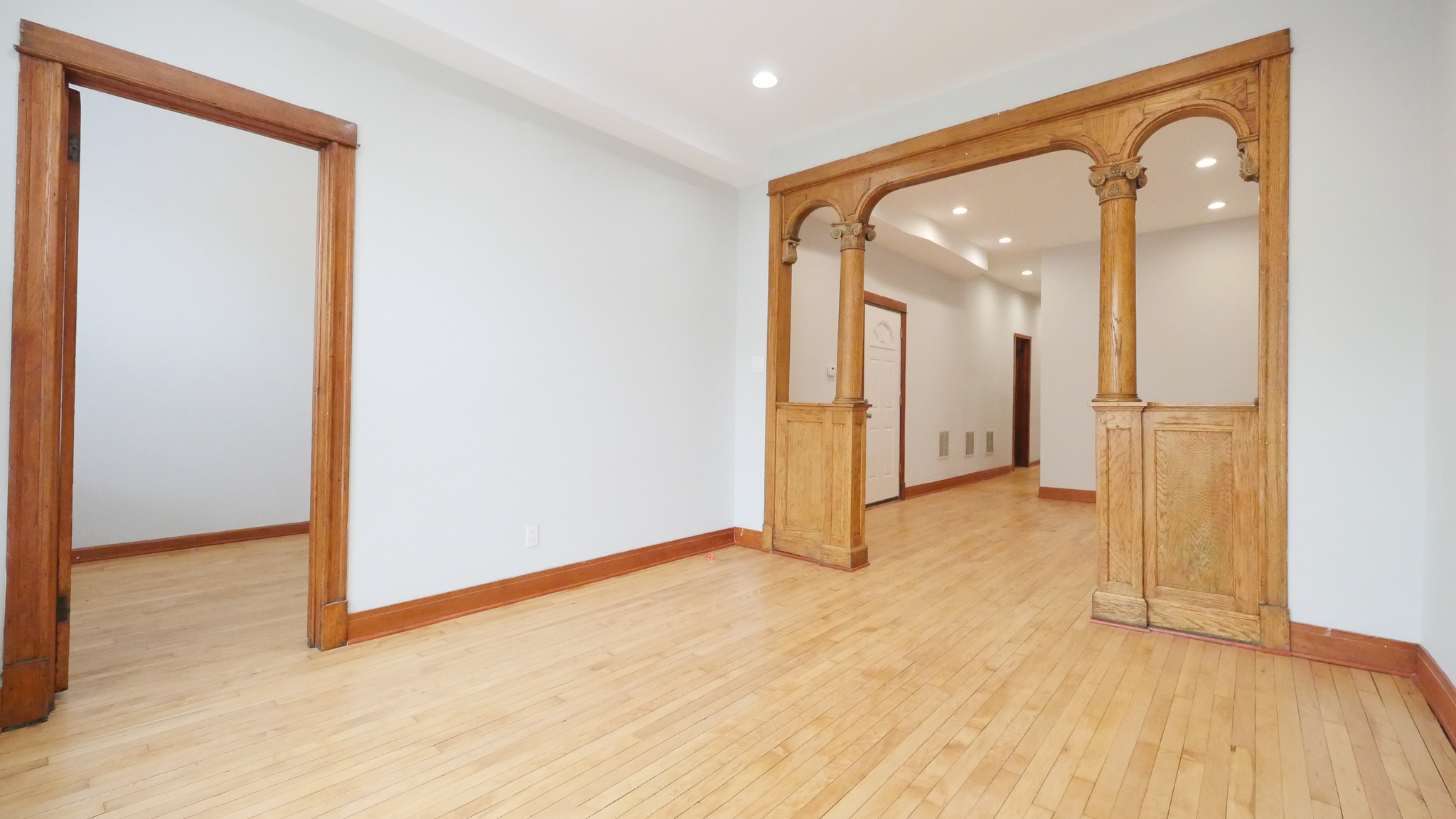 Building Photo - 1422 N Maplewood Ave