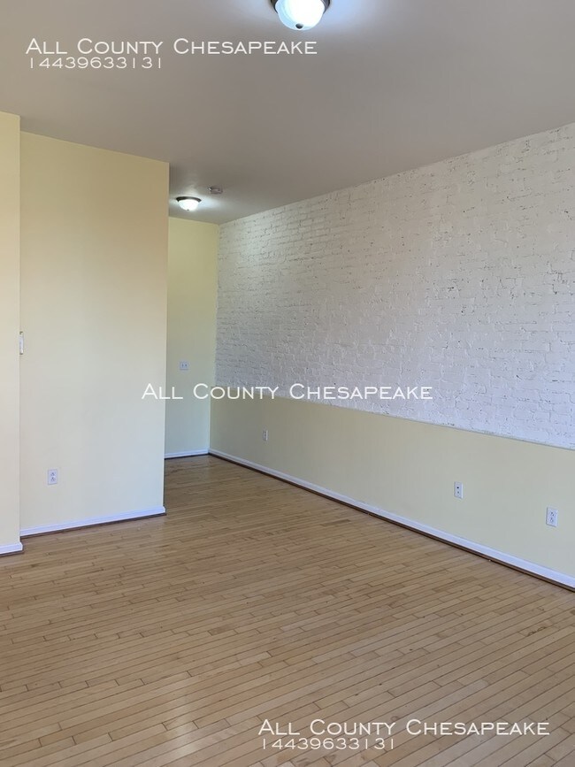 Building Photo - Beautiful Townhouse