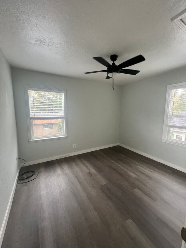 Building Photo - Charming 1-bedroom home