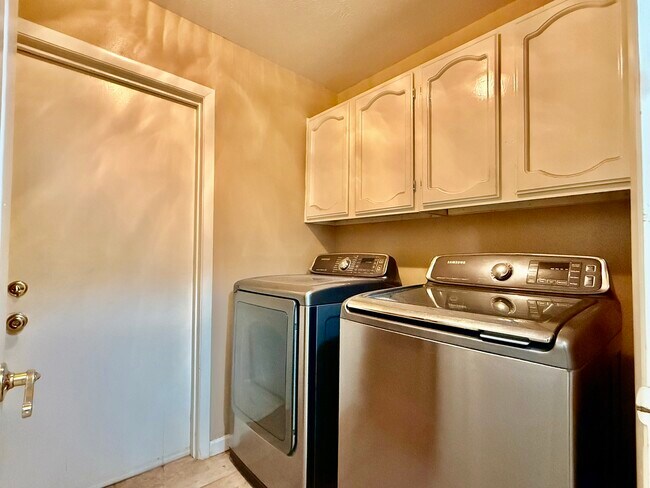 Building Photo - 9610 Crail Dr