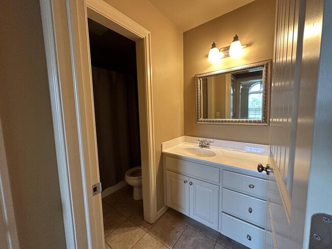 Building Photo - 5300 Oak Meadow Dr