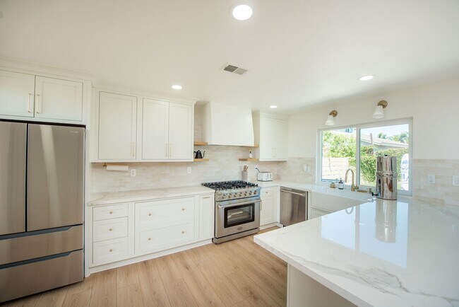 Building Photo - Remodeled South Huntington Beach Home