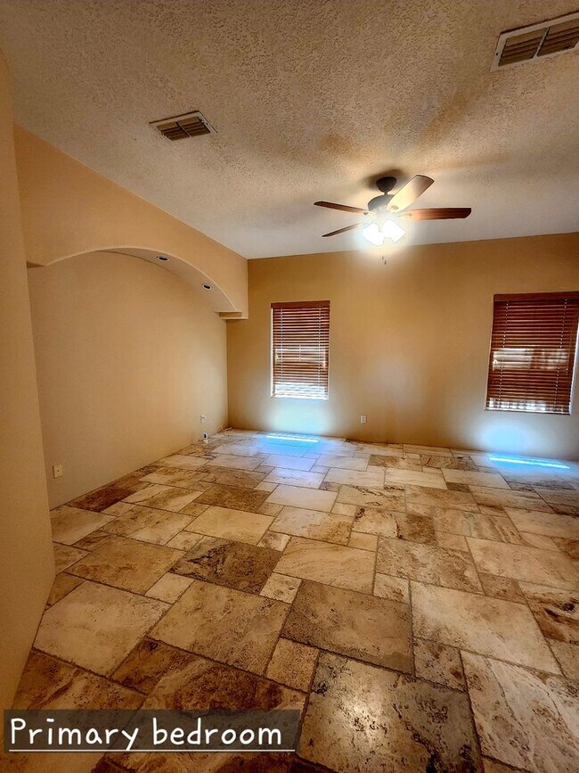 Building Photo - 4 bedroom 2.5 bath far NE Heights