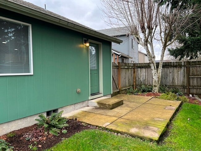 Building Photo - 3Bd/2Ba Single Story House - Available to View!