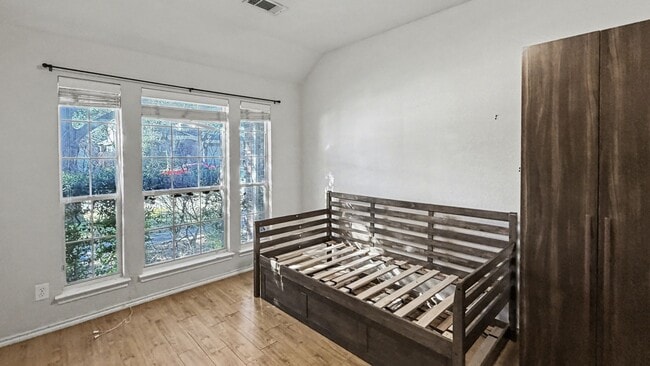 Building Photo - Charming Single-Story Home with Fireplace & Resort-Style Community Amenities in Dallas, TX