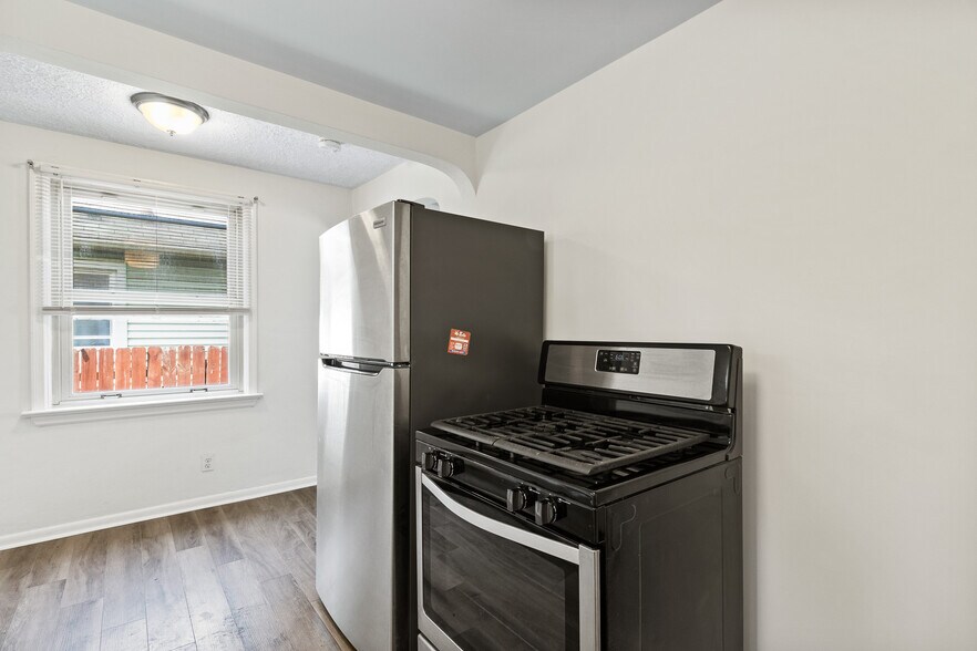Kitchen - 1725 E Frankfort St