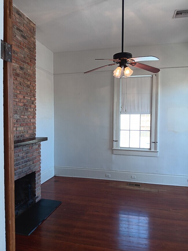 Building Photo - 220 Amelia St