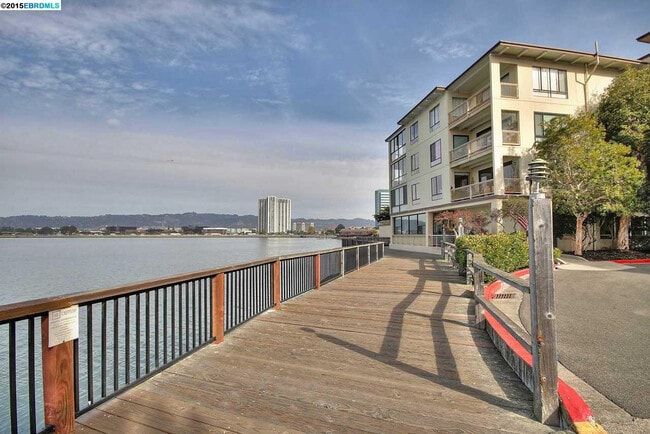 Building Photo - Beautiful Courtyard Level Flat with Outdoor Garden Patio