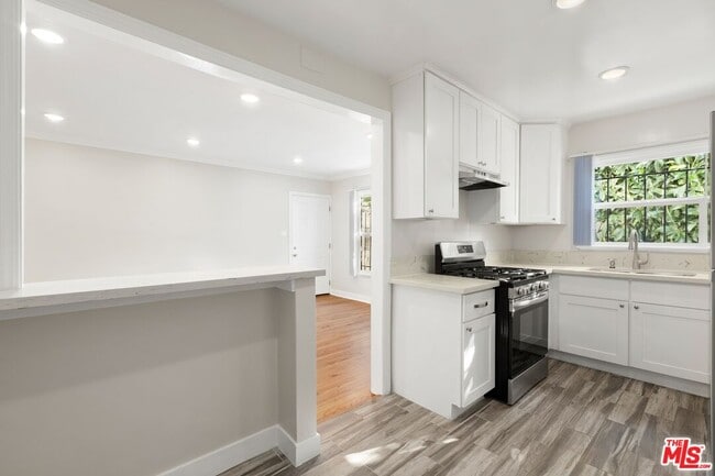 Building Photo - 827 N Alta Vista Blvd