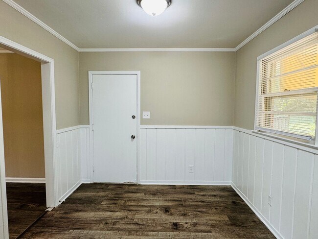Building Photo - Dreamy 3-Bedroom