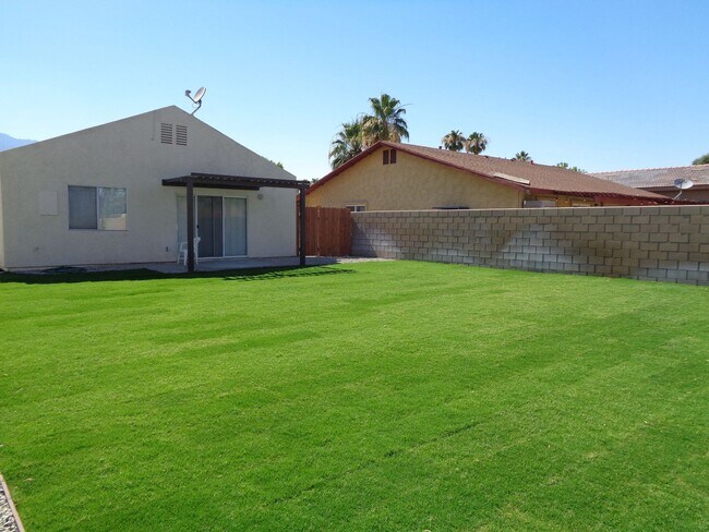 Building Photo - COMING SOON!! 2 Bed 2.5 Bath Apartment in ...