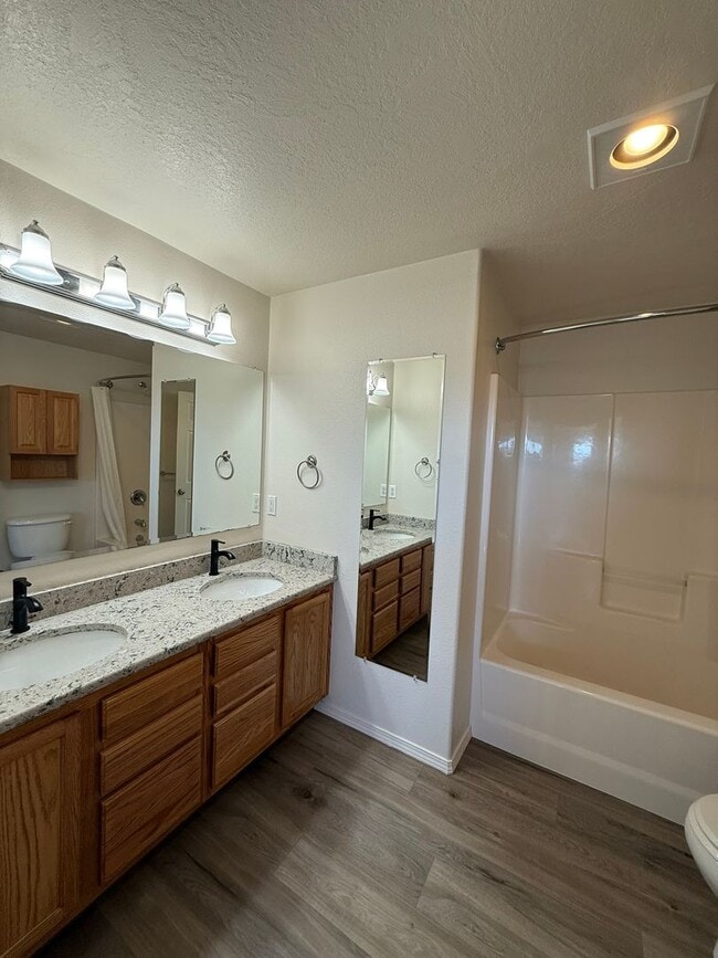 Building Photo - Freshly Updated Four Bedroom