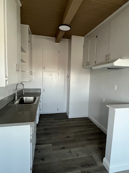 Building Photo - 1246 W 93rd St