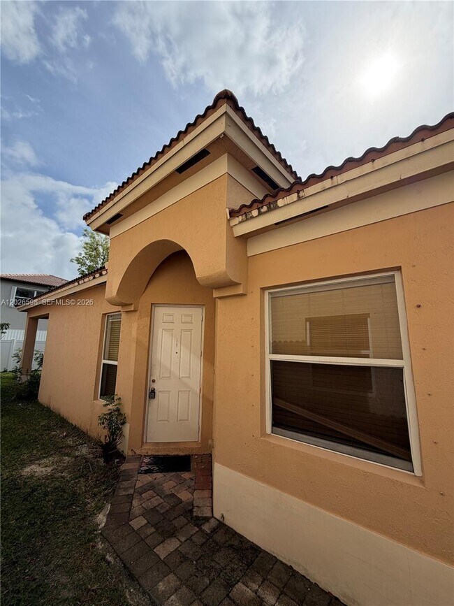 Building Photo - 3951 NE 11th Dr