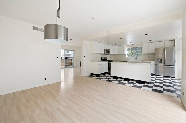 Building Photo - Beautiful 3-bedroom, 2.5-bath tri-level to...