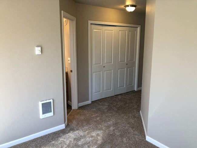 Building Photo - Newer 4 bed 2.5 bath duplex