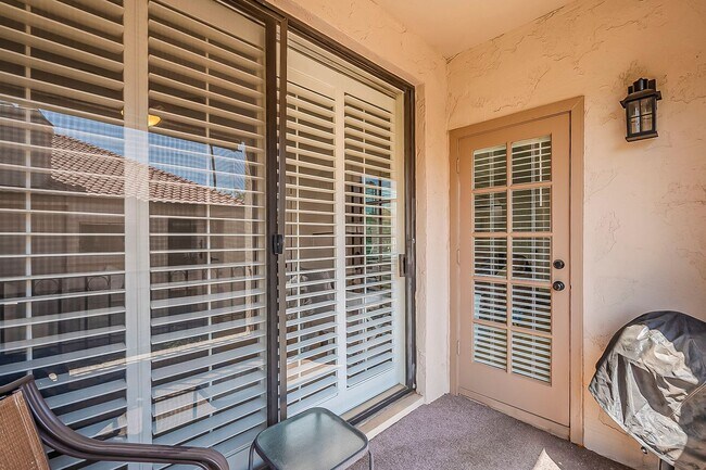 Building Photo - Fully Remodeled 2-Bedroom Condo at the Scottsdale Racquet Club!