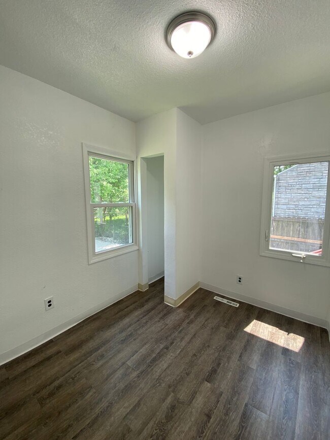Building Photo - Updated 2 Bedroom 1 Bath