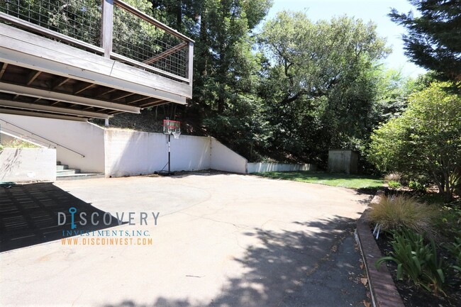 Building Photo - Piedmont Mid-Century 5 Bedroom 4.5 Bathroo...