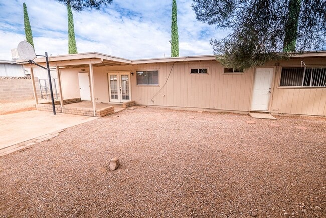 Building Photo - Spacious 3 Bedroom, 2 Bath Home with Updat...