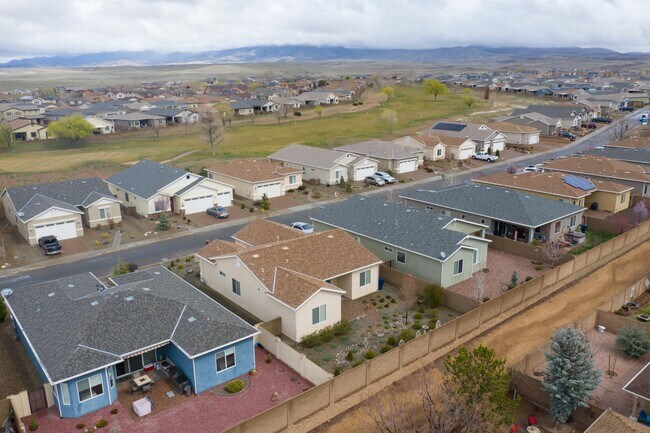 Building Photo - Beautiful 2 Bedroom with Den in Quailwood!