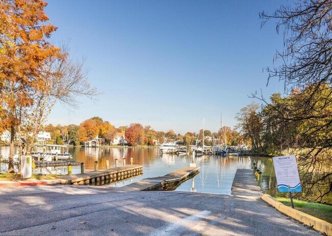 Water access. Keep your kayak, SUP or small boat here - 1101 Primrose Ct