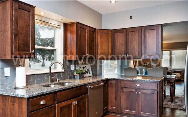 Building Photo - Stunning 5 Bedroom / 2 Bathroom Home | Han...