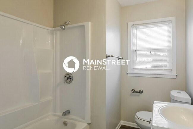 Building Photo - 3 Bedroom Pet-Friendly Home in OVERLAND PA...