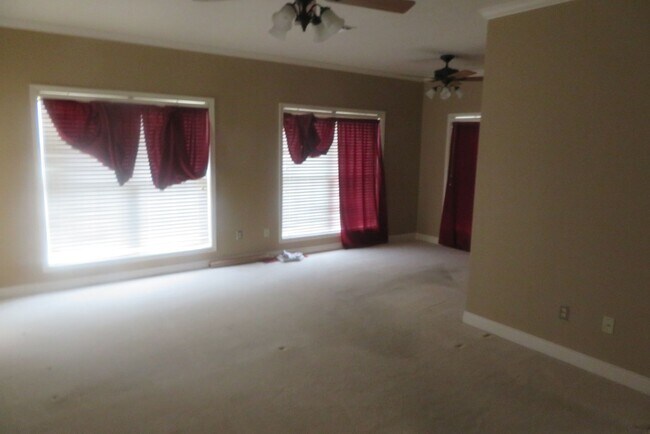 Building Photo - 442 Country Club Rd