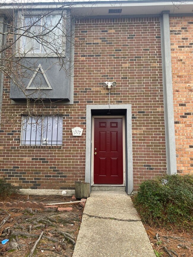 Building Photo - 2 bedroom 2 bath town home in a gated community