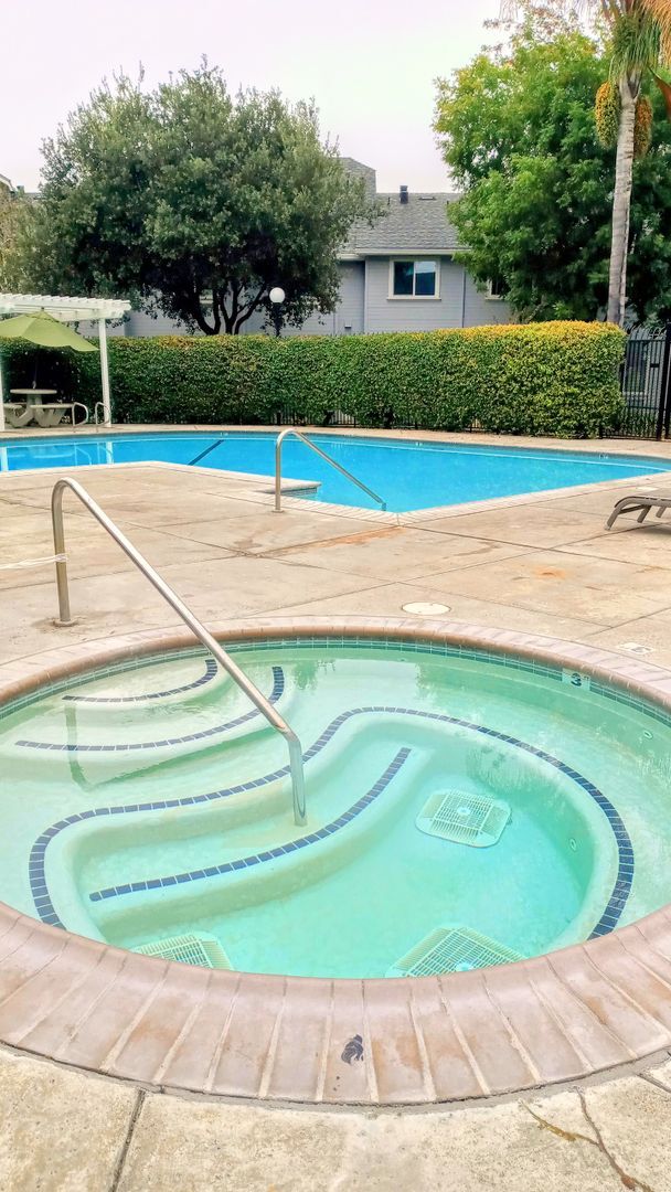 Building Photo - Great Second Floor 2bd Condo With Pool in Gated Complex