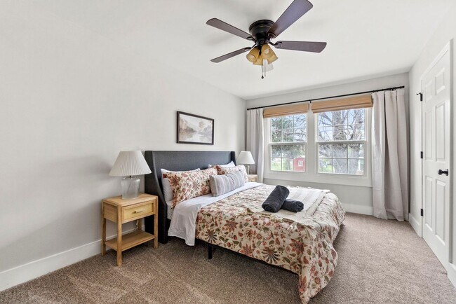 Building Photo - FULLY FURNISHED!