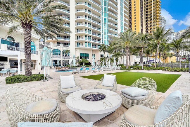 Building Photo - 16051 Collins Ave
