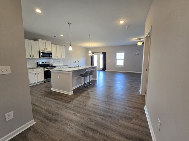 Building Photo - **October Rent Free**4 Bedroom, 2 Bath Hom...