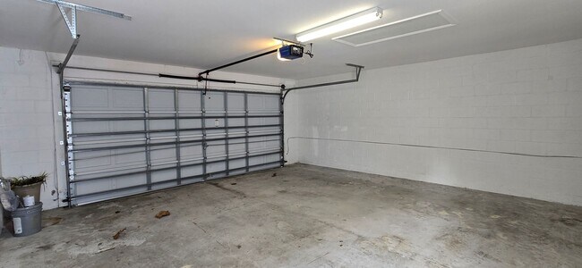 Building Photo - Stunning 2/2.5 Townhome in Beacon Park! Fresh Paint, New Carpets, Available Now!