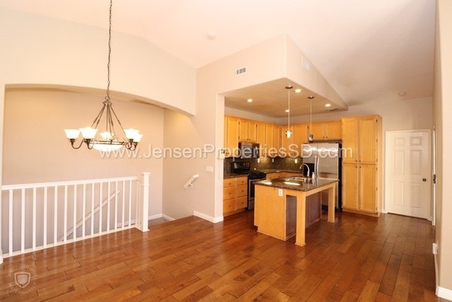 Building Photo - 2 Bed, 2 Bath Townhome w/ Garage and Laundry