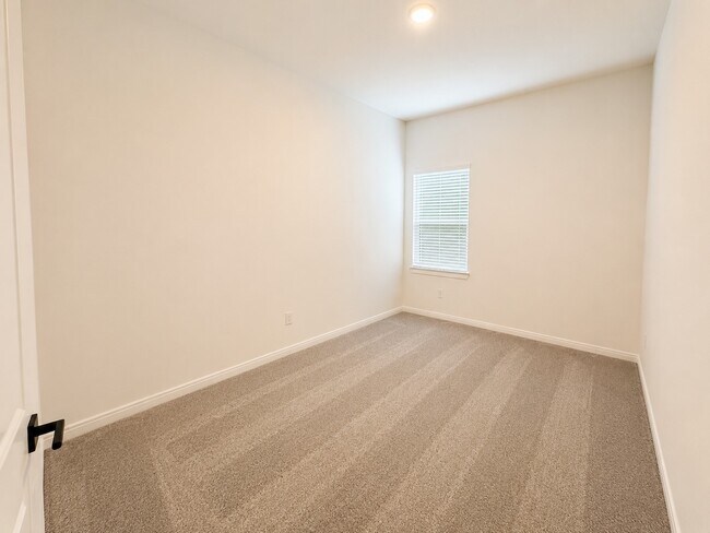 Building Photo - 32035 River Birch Ln