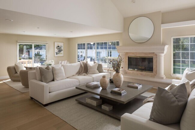 Building Photo - 10 Meadow Ln