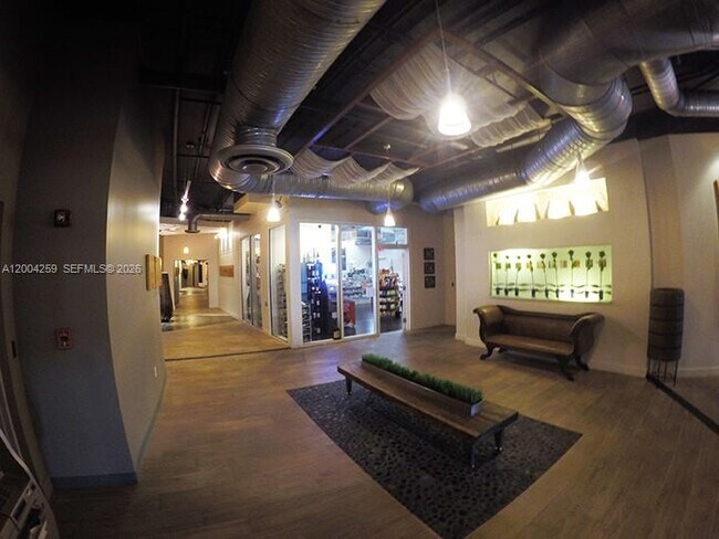 Building Photo - 10 SW South River Dr