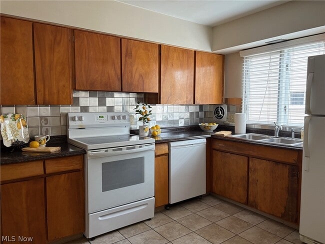 Building Photo - 1771 Tanglewood Dr