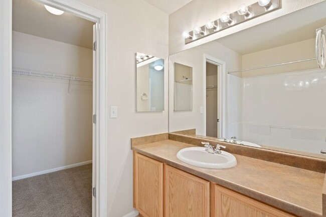 Building Photo - Double Primary Suite Townhome 2 bed, 2.5 b...